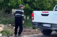 Lo pescaron “in fraganti” tirando basura y terminó denunciado por el municipio